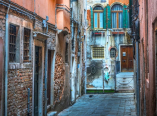 Narrow-Alleys-of-Venice
