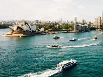 Views of the Sydney Opera House and Sydney Harbor Bridg Views of the Sydney Opera House and Sydney Harbor Bridg