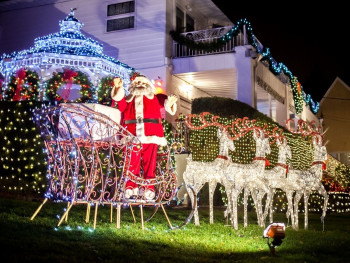 Dazzling lights at Dyker Heights Dazzling lights at Dyker Heights