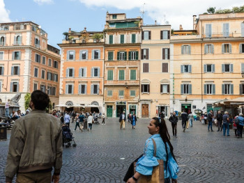 Zig-zag through the Labyrinth of Streets in Trastevere Zig-zag through the Labyrinth of Streets in Trastevere