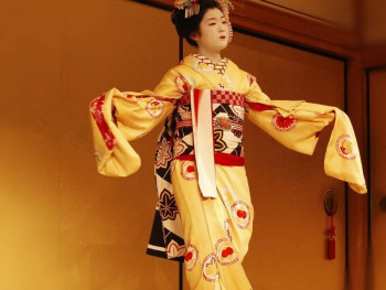Watch Kabuki At Hakata-Za Watch Kabuki At Hakata-Za