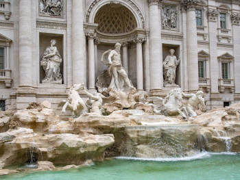 Walk to the Trevi Fountain in the afternoon Walk to the Trevi Fountain in the afternoon