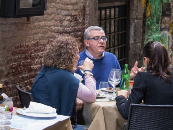 Savor different delicacies by going on a tour with a lo Savor different delicacies by going on a tour with a lo