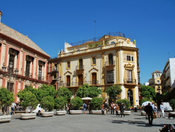 Stroll through Barrio Santa Cruz Stroll through Barrio Santa Cruz