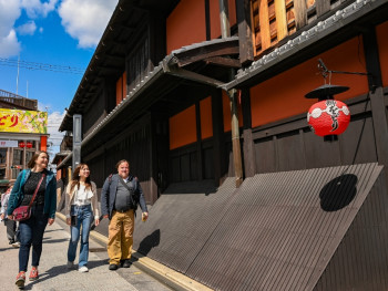 Walking tour of Gion, a district in Kyoto, Japan Walking tour of Gion, a district in Kyoto, Japan