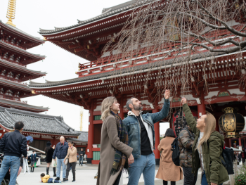 Local guides show imperial palace in Tokyo Local guides show imperial palace in Tokyo