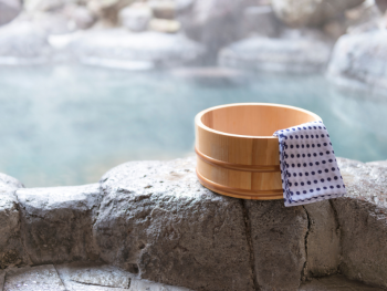 Hot spring bath with a bamboo cup Hot spring bath with a bamboo cup