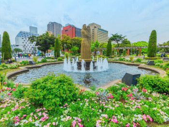 Visit the bay side Yamashita Park