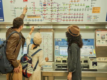 Travelers learning to navigate Kyoto Travelers learning to navigate Kyoto