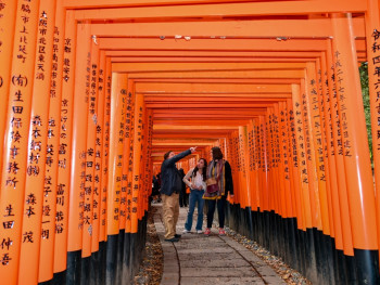 A walking tour is gateway into Kyoto A walking tour is gateway into Kyoto