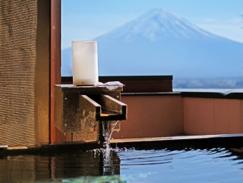 Relax with hot springs such as Fujisan onsen