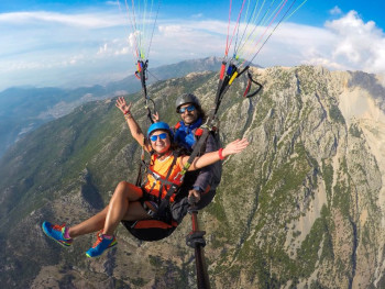 Take to the skies with a paragliding experience