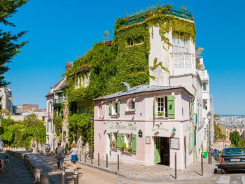 A picturesque café that embodies Parisian charm