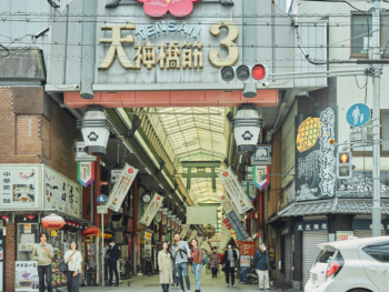 Dive deep into local shopping experiences. Dive deep into local shopping experiences.