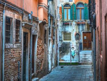 Narrow-Alleys-of-Venice