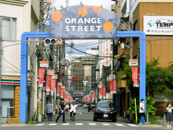 People browsing design shops on Orange Street People browsing design shops on Orange Street