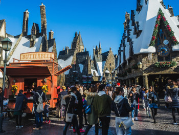Butterbeer stand with crowd. photo by Sittipong Phokawattana Shutterstock Butterbeer stand with crowd. photo by Sittipong Phokawattana Shutterstock