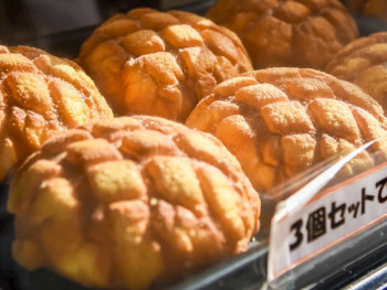Freshly baked melon pan on tray Freshly baked melon pan on tray