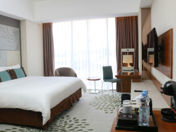 Clean, efficient business hotel room with modern amenities and compact design. Image by ikhbale from Unsplash