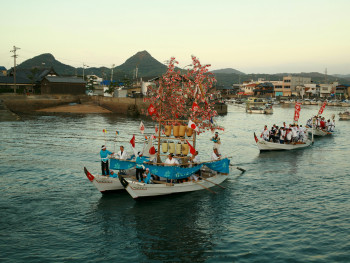 Tenjin Matsuri boat procession on the Okawa River with traditional lanterns. Photo by MATSUDA Akihiro on pexels Tenjin Matsuri boat procession on the Okawa River with traditional lanterns. Photo by MATSUDA Akihiro on pexels