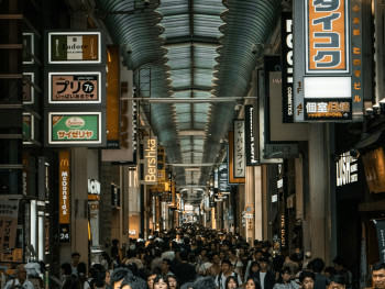 Dense crowd during peak hours Photo by Shunya Koide on Unsplash
