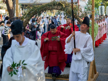 Local worshippers performing traditional rituals at Sumiyoshi Taisha Photo by Buddy AN on Unsplash