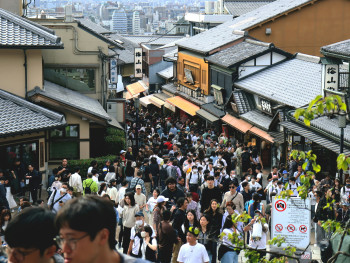 Crowded tourist path in famous destination with people queuing and pushing through narrow spaces Photo by Natural Photos on Unsplash Crowded tourist path in famous destination with people queuing and pushing through narrow spaces Photo by Natural Photos on Unsplash