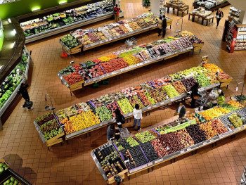 Shopper browsing fresh produce and goods at Kuromon Market. Image by ElasticComputeFarm from Pixabay Shopper browsing fresh produce and goods at Kuromon Market. Image by ElasticComputeFarm from Pixabay