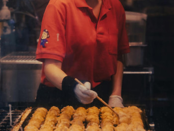 Traditional takoyaki vendor working at his stall near Dotonbori River. Photo by Thành Văn Đình on pexels Traditional takoyaki vendor working at his stall near Dotonbori River. Photo by Thành Văn Đình on pexels