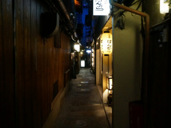 Narrow alley near Shinsaibashi Station lined with traditional shops Photo by TINYGLOBE on Unsplash Narrow alley near Shinsaibashi Station lined with traditional shops Photo by TINYGLOBE on Unsplash