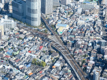 Comparison diagram showing Tokyo's sprawling layout versus Osaka's compact grid. Photo by Manish Tulaskar on Unsplash