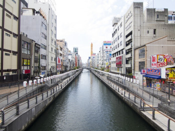 Dotonbori canal in afternoon light with fewer crowds Image by News room from Pixabay Dotonbori canal in afternoon light with fewer crowds Image by News room from Pixabay