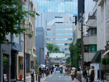Residential neighborhood between major stations showing daily life Photo by Hiroyoshi Urushima on Unsplash