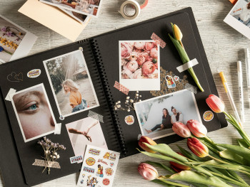 Friends decorating purikura photos. Image by Kristyna Vyvolej.to from Pexels Friends decorating purikura photos. Image by Kristyna Vyvolej.to from Pexels