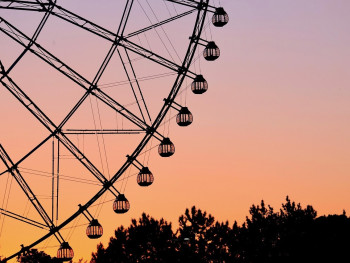 Ferris wheel silhouetted against sunset over Osaka Bay with city skyline visible in distance. Image by Toshiharu Watanabe from Pixabay Ferris wheel silhouetted against sunset over Osaka Bay with city skyline visible in distance. Image by Toshiharu Watanabe from Pixabay