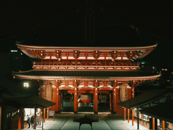 Kyoto temple illuminated at night that would be missed with rigid departure times Photo by wei on Unsplash