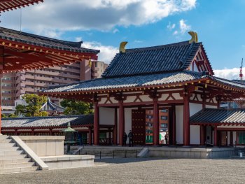 Shitenno-ji entrance with locals Shitenno-ji entrance with locals