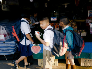 Daytime street food sampling with kids Photo by billow926 on Unsplash Daytime street food sampling with kids Photo by billow926 on Unsplash