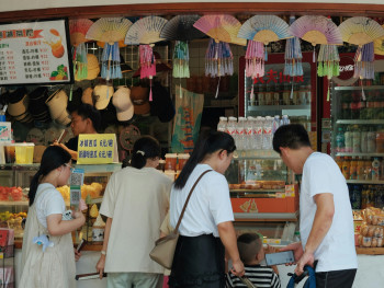 A small group chats with their host while choosing traditional snacks at a lively Kyoto market, surrounded by food displays. Image by Dominic Kurniawan Suryaputra on Unsplash. A small group chats with their host while choosing traditional snacks at a lively Kyoto market, surrounded by food displays. Image by Dominic Kurniawan Suryaputra on Unsplash.