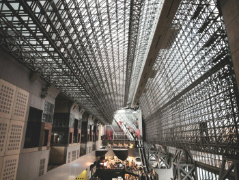 Modern railway station with covered platforms and cooling systems for summer passenger comfort. Photo by Jeremy Li on Pexels Modern railway station with covered platforms and cooling systems for summer passenger comfort. Photo by Jeremy Li on Pexels