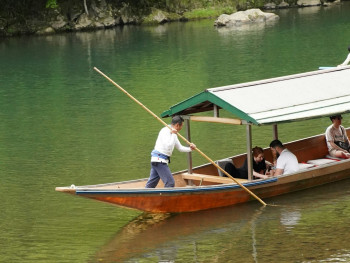 Traditional boat ride on the Hozu River with families enjoying scenery Photo by Qdal Studio on Unsplash