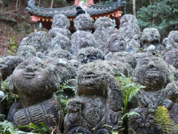 A statue with a tennis racket at Otagi Nenbutsu-ji Temple. Photo by Deepavali Gaind on Unsplash A statue with a tennis racket at Otagi Nenbutsu-ji Temple. Photo by Deepavali Gaind on Unsplash