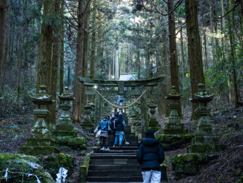 Hikers climbing the mountain trail at Fushimi Inari with red torii gates extending into the distance Photo by Kouji Tsuru on Unsplash Hikers climbing the mountain trail at Fushimi Inari with red torii gates extending into the distance Photo by Kouji Tsuru on Unsplash