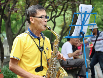 Street musician performing in Yoyogi Park on weekend afternoon. Photo by Taha on Unsplash Street musician performing in Yoyogi Park on weekend afternoon. Photo by Taha on Unsplash
