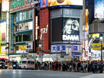 Tourist in Tokyo. Image by Sofia Terzoni from Pixabay