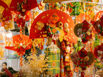 Souvenir fans and masks in vibrant colors. Photo by HONG SON on pexels Souvenir fans and masks in vibrant colors. Photo by HONG SON on pexels