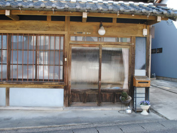 Traditional neighborhood bathhouse exterior Photo by t Penguin on Unsplash Traditional neighborhood bathhouse exterior Photo by t Penguin on Unsplash