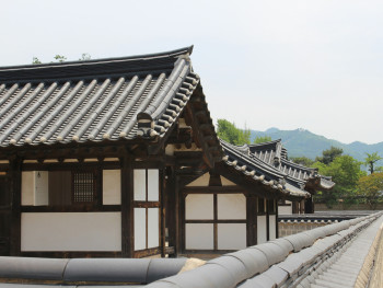 Lesser-known building within the Imperial Palace complex. Photo by Drew Bae on Unsplash Lesser-known building within the Imperial Palace complex. Photo by Drew Bae on Unsplash