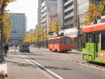 Traditional Kyoto city bus with autumn street scene reflected Photo by Mak on Unsplash Traditional Kyoto city bus with autumn street scene reflected Photo by Mak on Unsplash