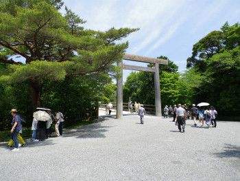 Visitors snapping photos at the entrance to Kinkaku-ji Photo by Naoki Suzuki on Unsplash Visitors snapping photos at the entrance to Kinkaku-ji Photo by Naoki Suzuki on Unsplash